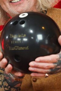 Znany aktor zbiera pieniądze. Sprzedaje kulę bowlingową