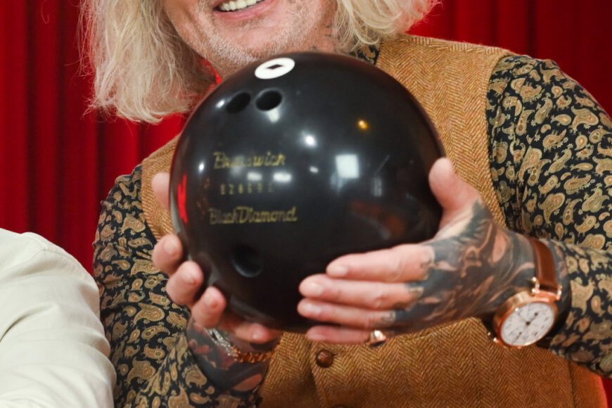 Znany aktor zbiera pieniądze. Sprzedaje kulę bowlingową