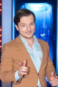 Jakub Gąsowski jako Cyrko. Co zaśpiewa w Twoja twarz brzmi znajomo?