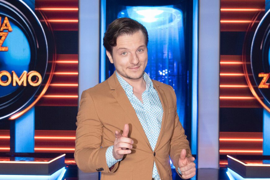 Jakub Gąsowski jako Cyrko. Co zaśpiewa w Twoja twarz brzmi znajomo?