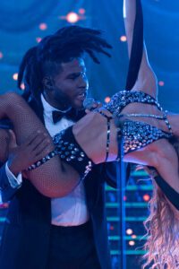 Nick Sinckler jako The Weeknd. Filmowy odcinek Twoja twarz brzmi znajomo