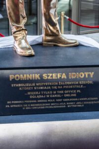 W Warszawie stanął pomnik szefa idioty. Gdzie się znajduje?