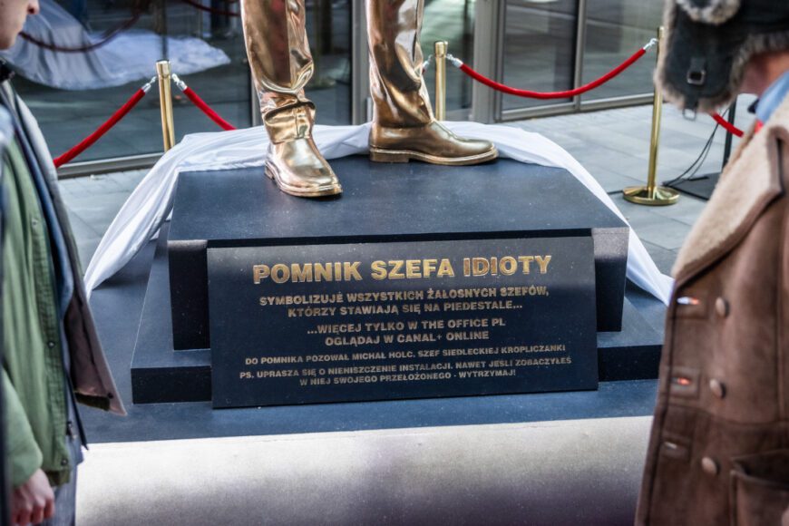 W Warszawie stanął pomnik szefa idioty. Gdzie się znajduje?