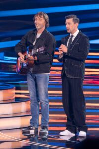 Twoja twarz brzmi znajomo: Filip Lato tym razem się nie rozebrał, ale pokazał gitarę